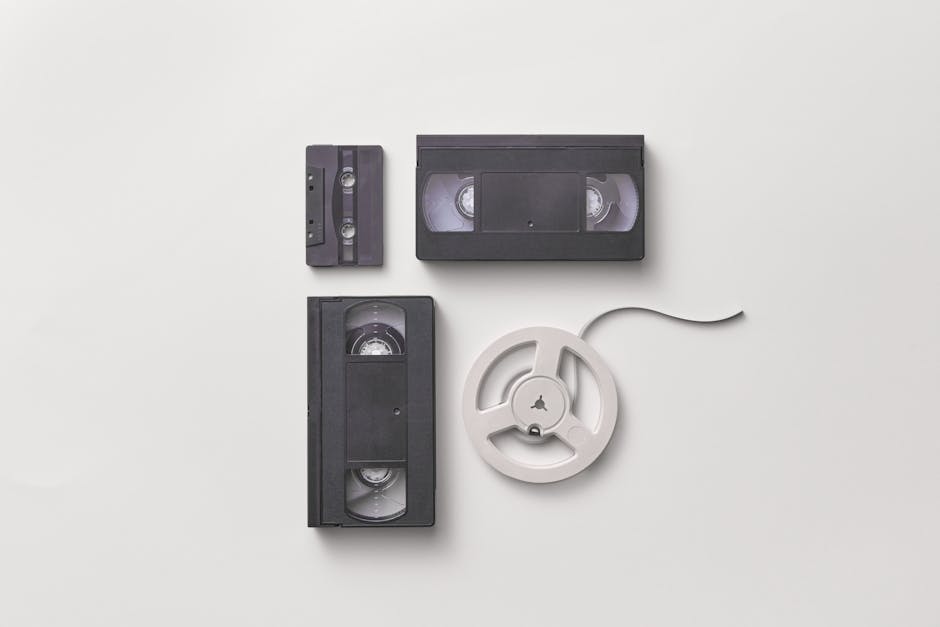 Die Renaissance analoger Erinnerungen: Wie Sie Ihre VHS-C Kassetten digitalisieren: Black VHS Tape on White Background Black Vhs Tape On White Background